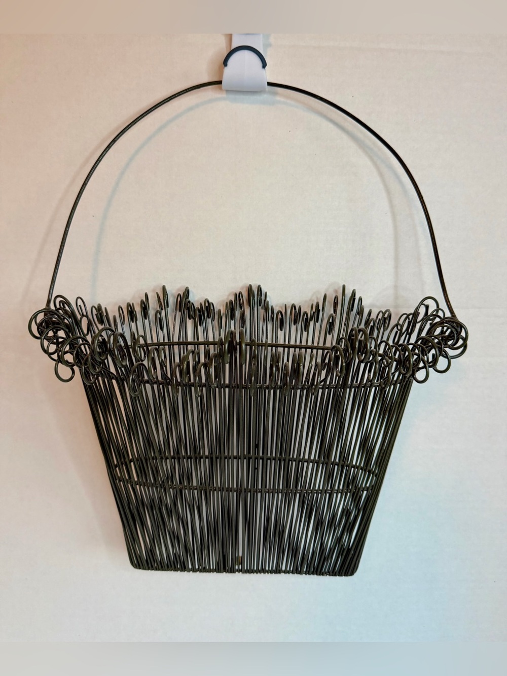 Southern Living Twirly Twigs metal wire wall pocket garden fence basket